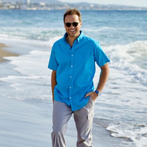 ein mann tragt ein blaues kurzarmhem am strand