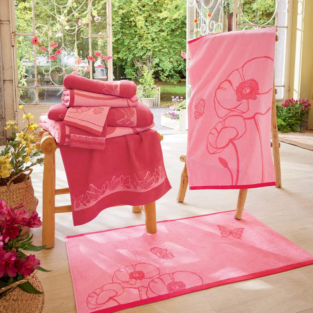 Couche dans les fleurs
